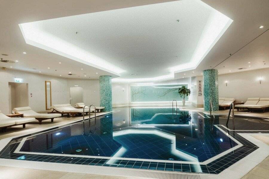 Hilton Berlin indoor pool,spa