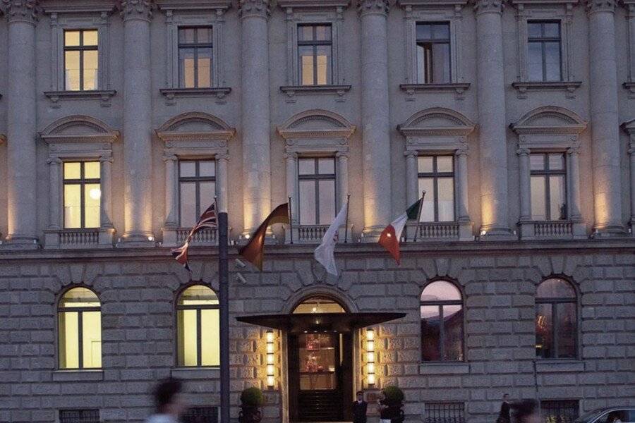 Rocco Forte Hotel De Rome facade