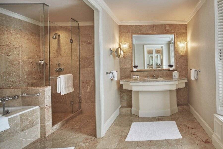 Regent, an IHG Hotel bathtub