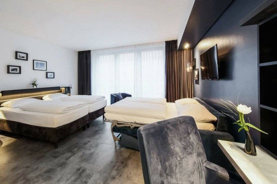 Lindemann's hotel bedroom