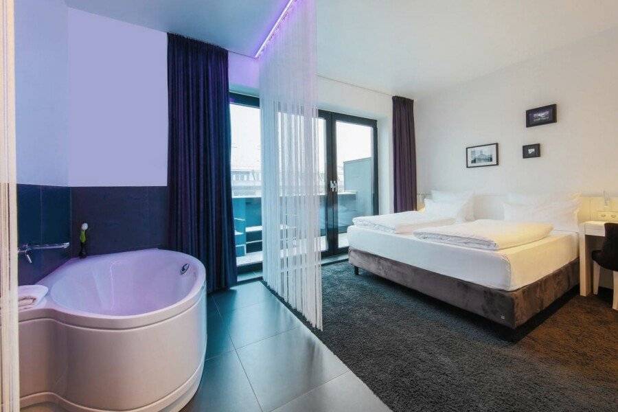 Lindemann's hotel bedroom,bathtub,balcony