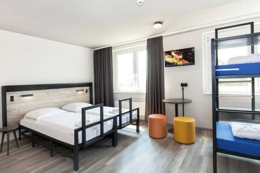 a&amp;o Berlin Hauptbahnhof hotel bedroom