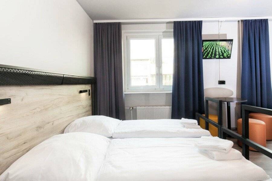 a&amp;o Berlin Hauptbahnhof hotel bedroom