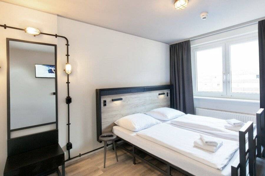 a&amp;o Berlin Hauptbahnhof hotel bedroom