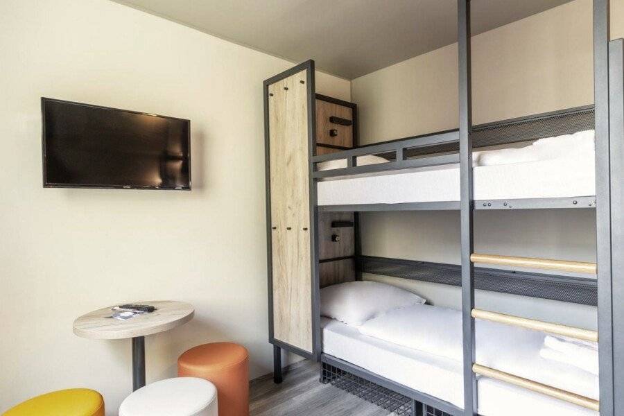 a&amp;o Berlin Hauptbahnhof hotel bedroom