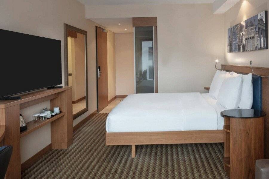 Hampton by Hilton City West hotel bedroom