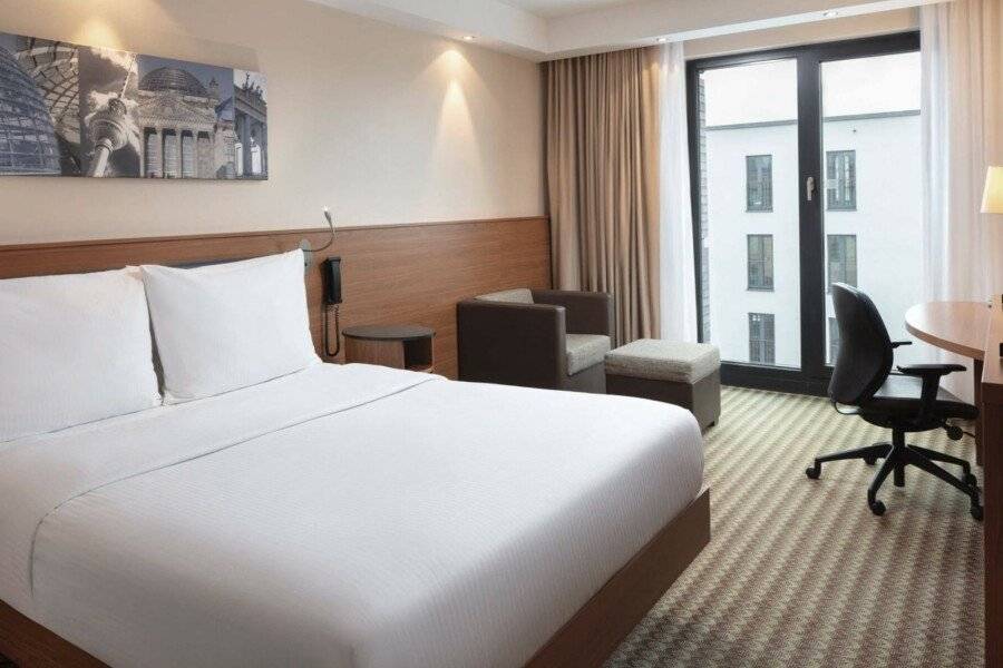 Hampton by Hilton City West hotel bedroom