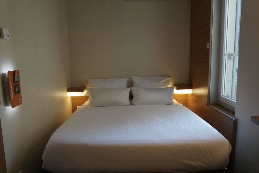 easyHotel Berlin Hackescher Markt hotel bedroom