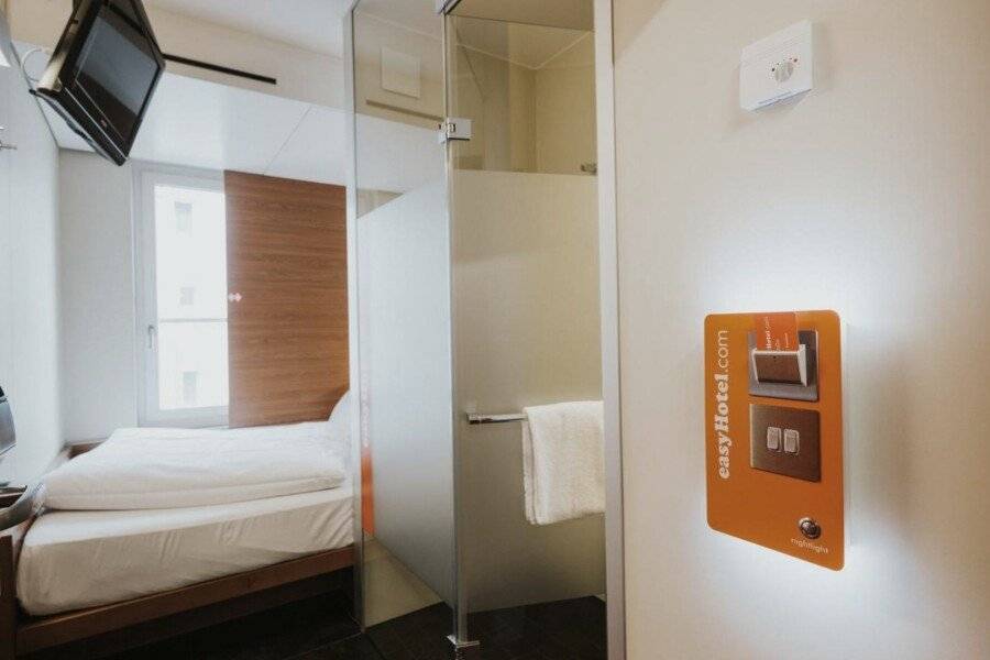 easyHotel Berlin Hackescher Markt hotel bedroom