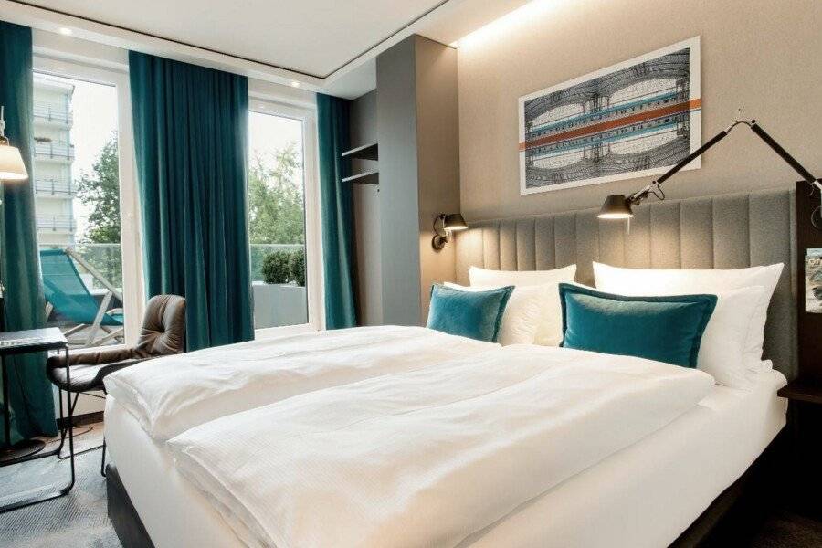 Motel One-Hauptbahnhof hotel bedroom