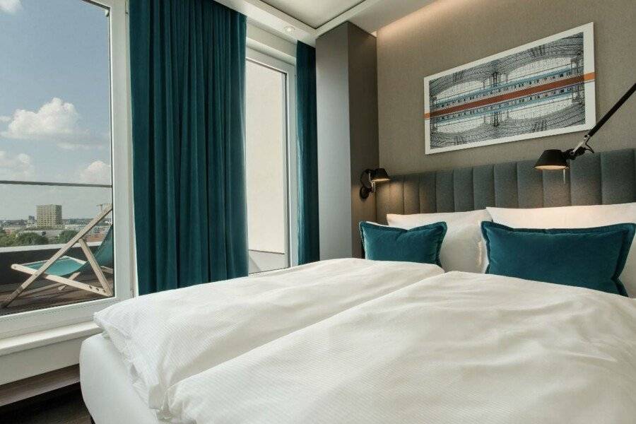 Motel One-Hauptbahnhof hotel bedroom