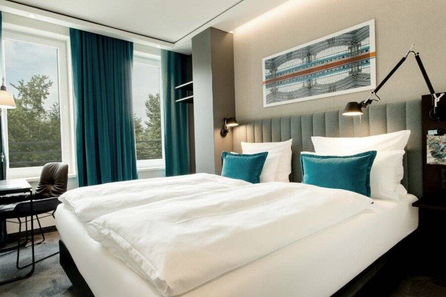 Motel One-Hauptbahnhof hotel bedroom