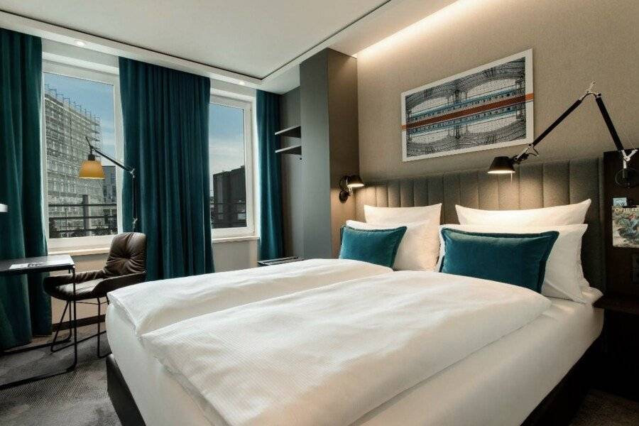 Motel One-Hauptbahnhof hotel bedroom