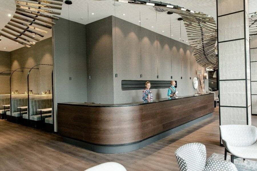 Motel One-Hauptbahnhof lobby, front desk