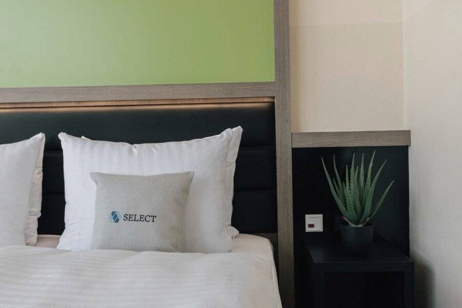 Select Hotel Style hotel bedroom