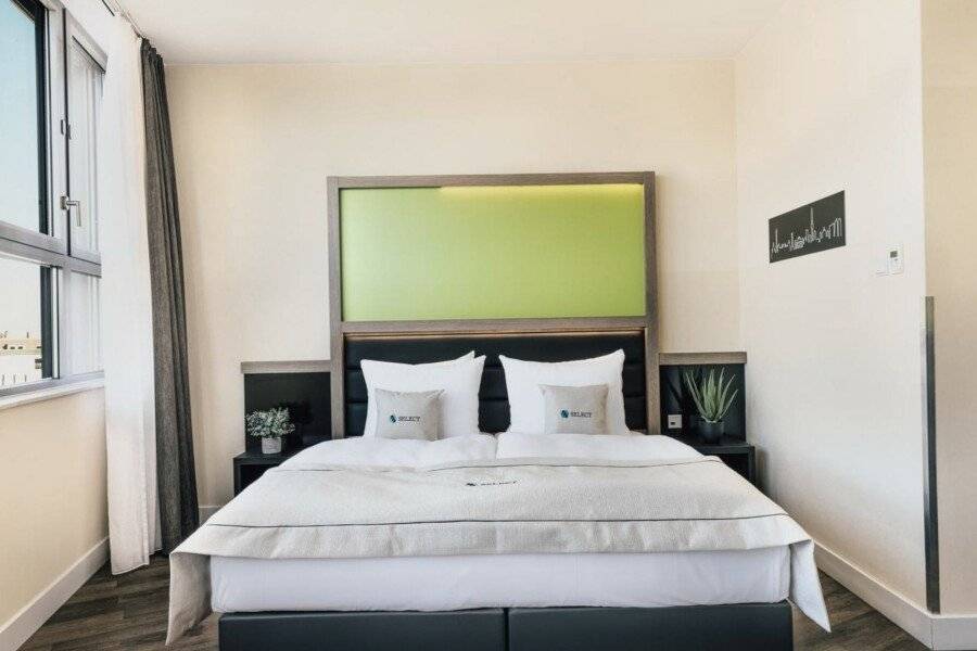 Select Hotel Style hotel bedroom