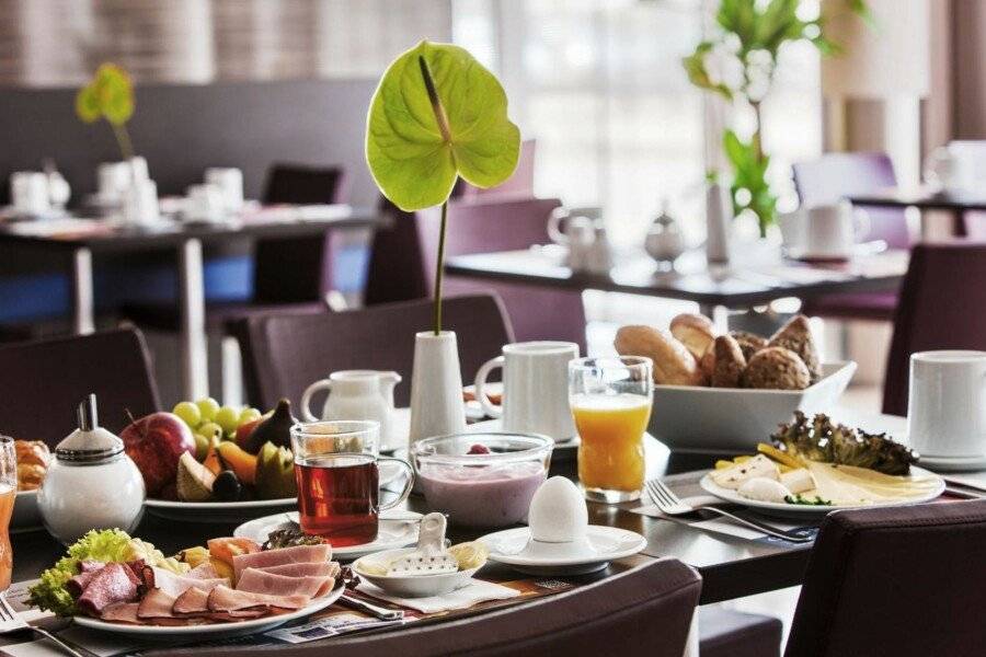 IntercityHotel Hauptbahnhof breakfast, restaurant