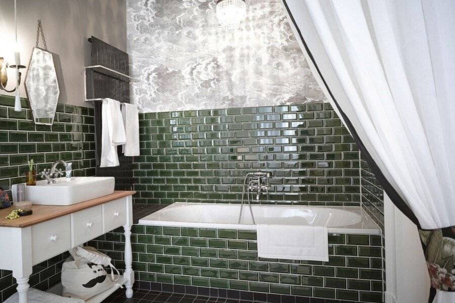 Gorki Apartments bathtub