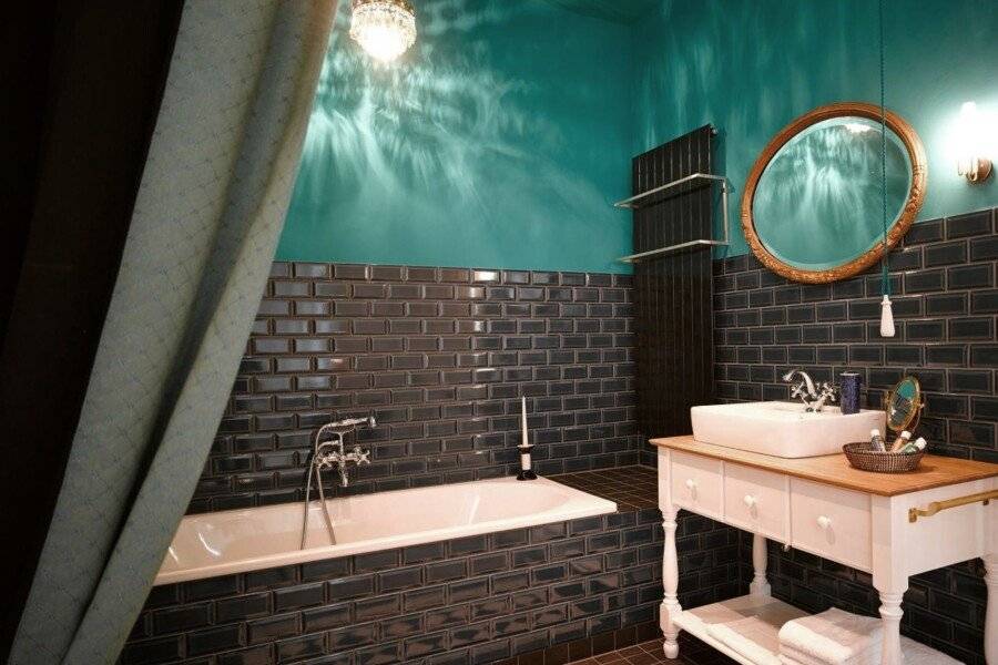 Gorki Apartments bathtub