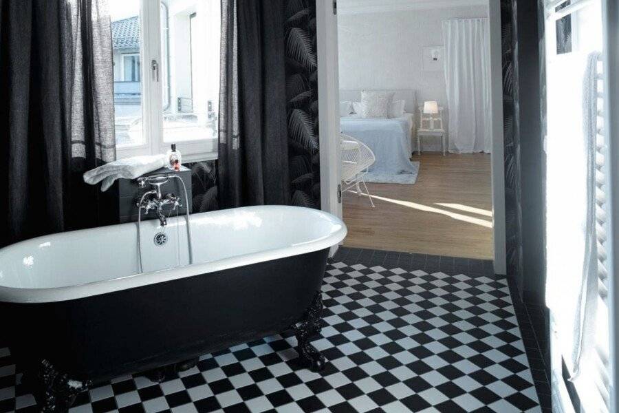 Gorki Apartments bathtub