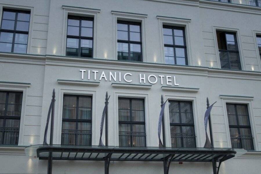 TITANIC Gendarmenmarkt hotel facade, lobby