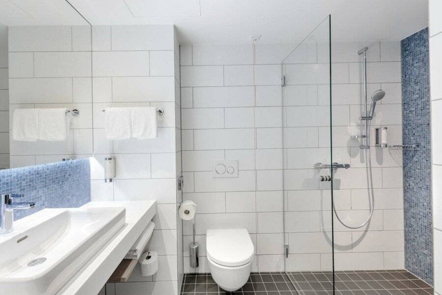 Holiday Inn Express - - Alexanderplatz by IHG bathtub