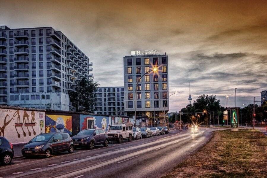 Schulz Hotel Wall at the East Side Gallery hotel facade