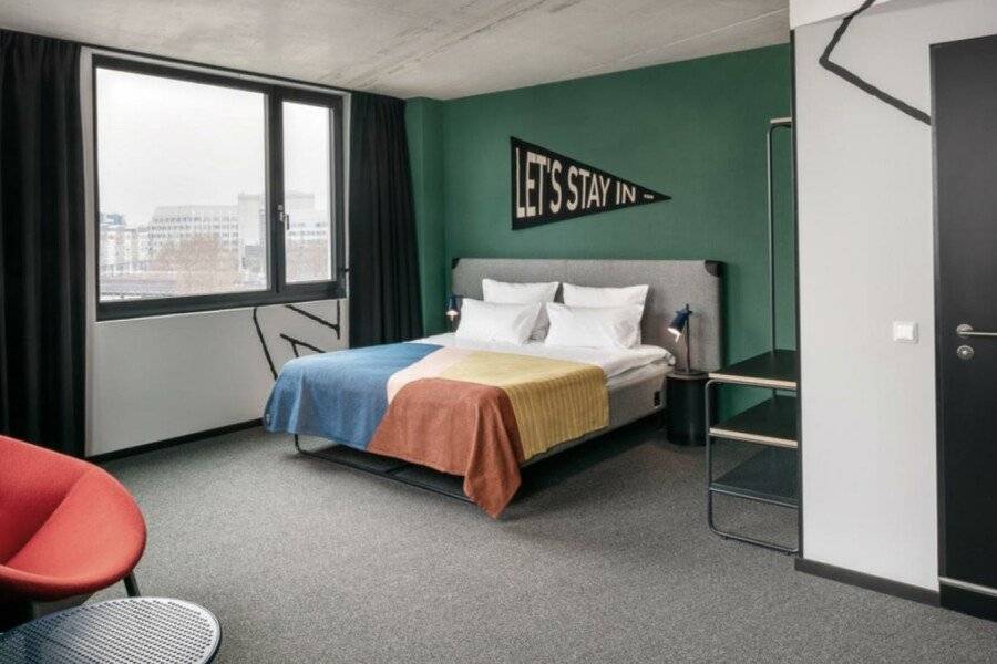 The Social Hub Alexanderplatz hotel bedroom