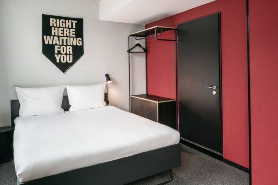 The Social Hub Alexanderplatz hotel bedroom