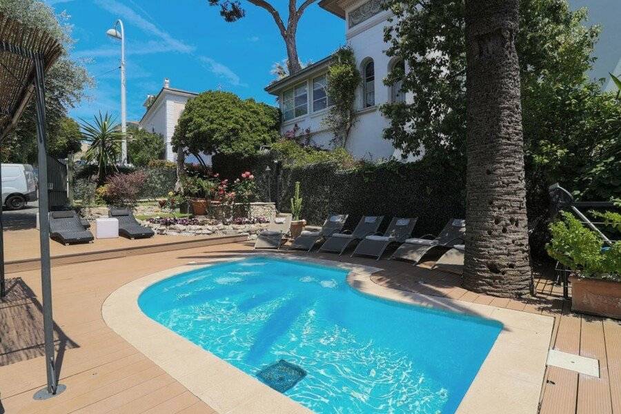 Hôtel Petit Palais outdoor pool,garden