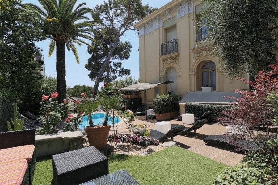 Hôtel Petit Palais garden,pool