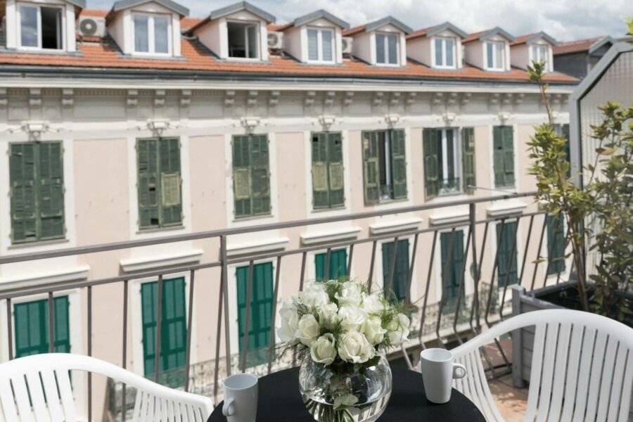 Hotel Florence balcony, facade