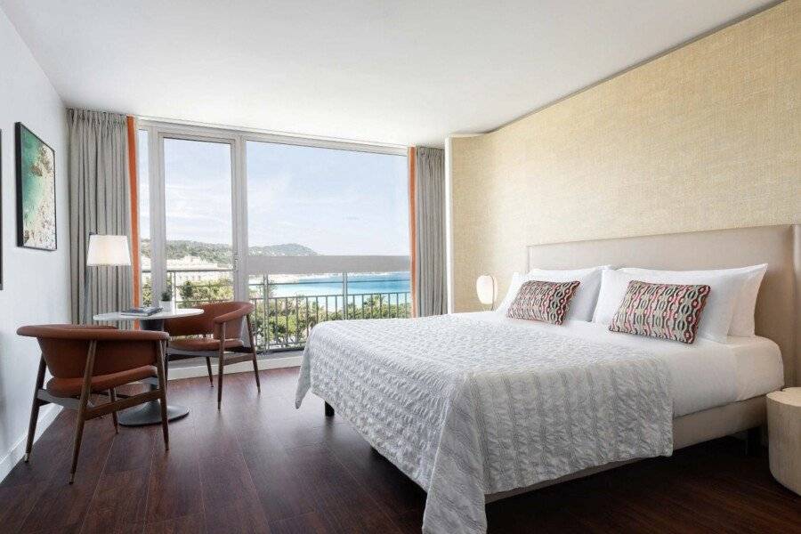 Le Meridien hotel bedroom,ocean view