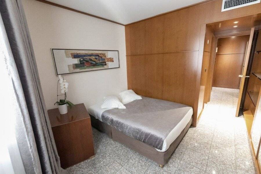 Goldstar Apartments & Suites hotel bedroom