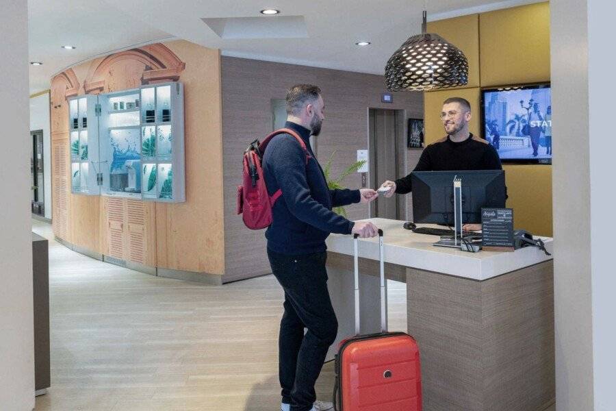 Mercure Centre Grimaldi front desk, lobby