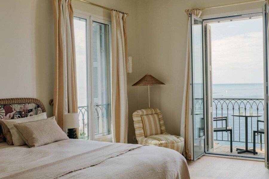 Hôtel La Pérouse Baie des Anges - Recently fully renovated hotel bedroom,balcony,ocean view