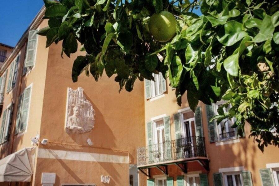 Hôtel restaurant Oasis facade,garden