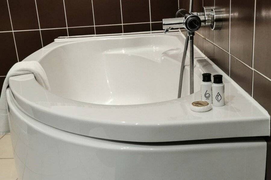 Esatitude Hotel bathtub