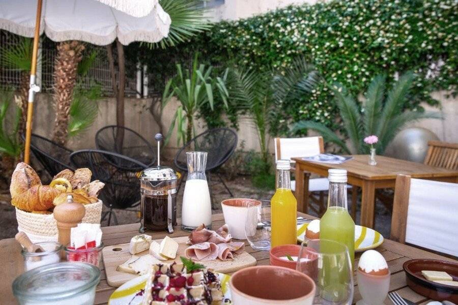 Maison Lamartine - breakfast,garden