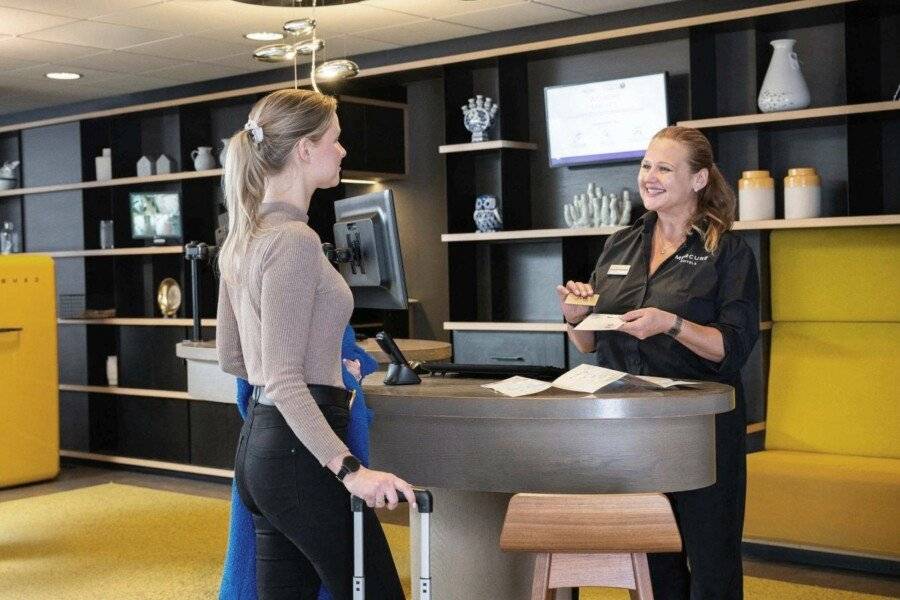 Mercure City Hotel front desk