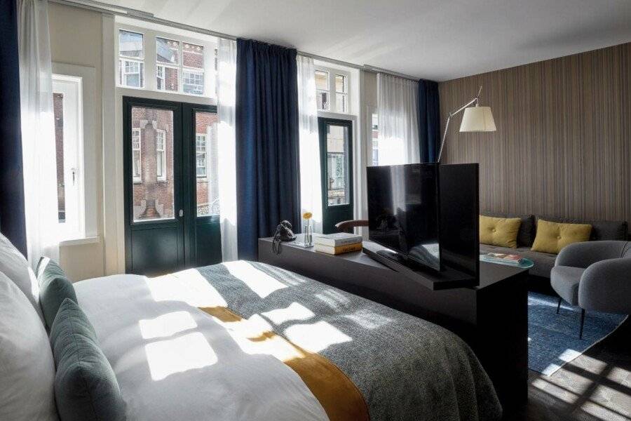 Park Centraal Amsterdam, part of Sircle Collection hotel bedroom