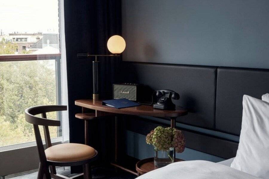 Park Centraal Amsterdam, part of Sircle Collection hotel bedroom