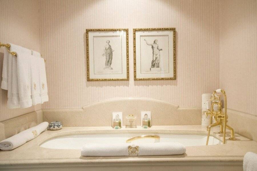 InterContinental Amstel, an IHG Hotel bathtub