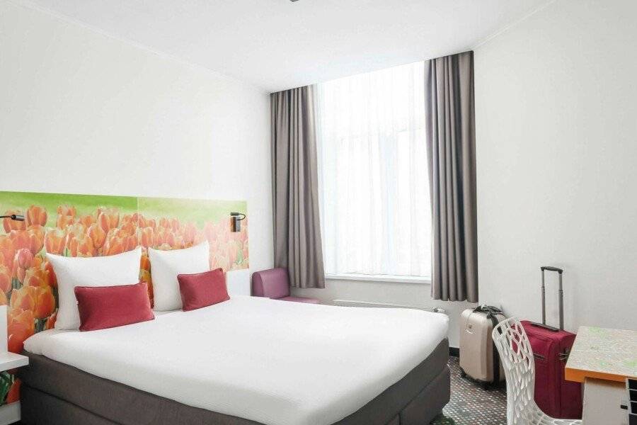 ibis Styles City hotel bedroom