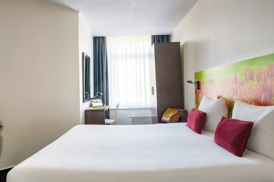 ibis Styles City hotel bedroom