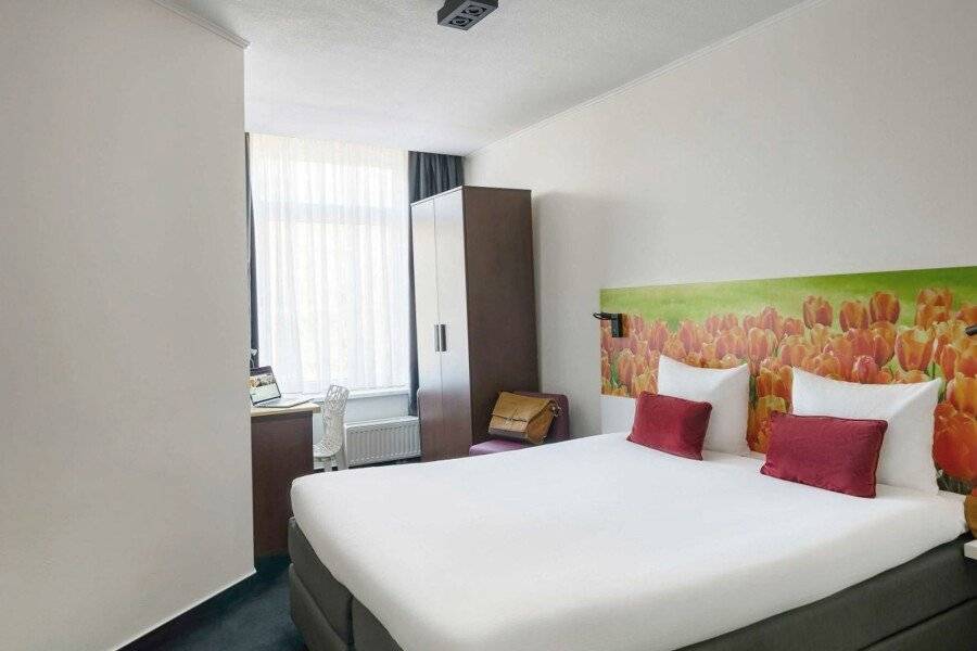 ibis Styles City hotel bedroom