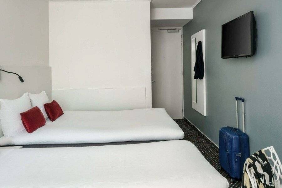 ibis Styles City hotel bedroom