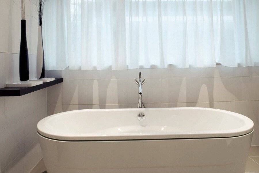 Mövenpick Hotel City Centre bathtub