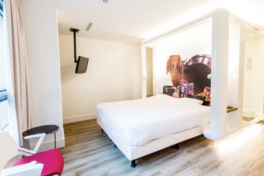 Qbic WTC hotel bedroom