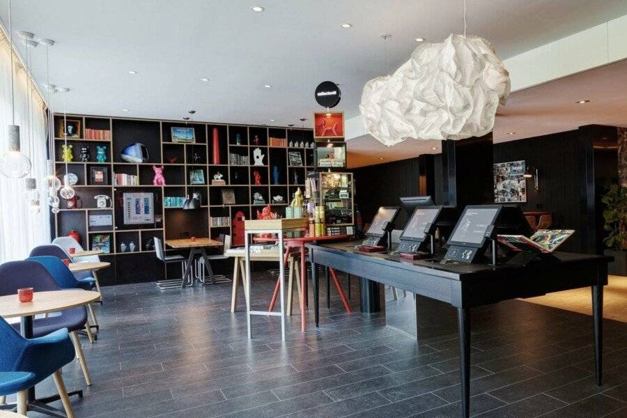 citizenM South lobby